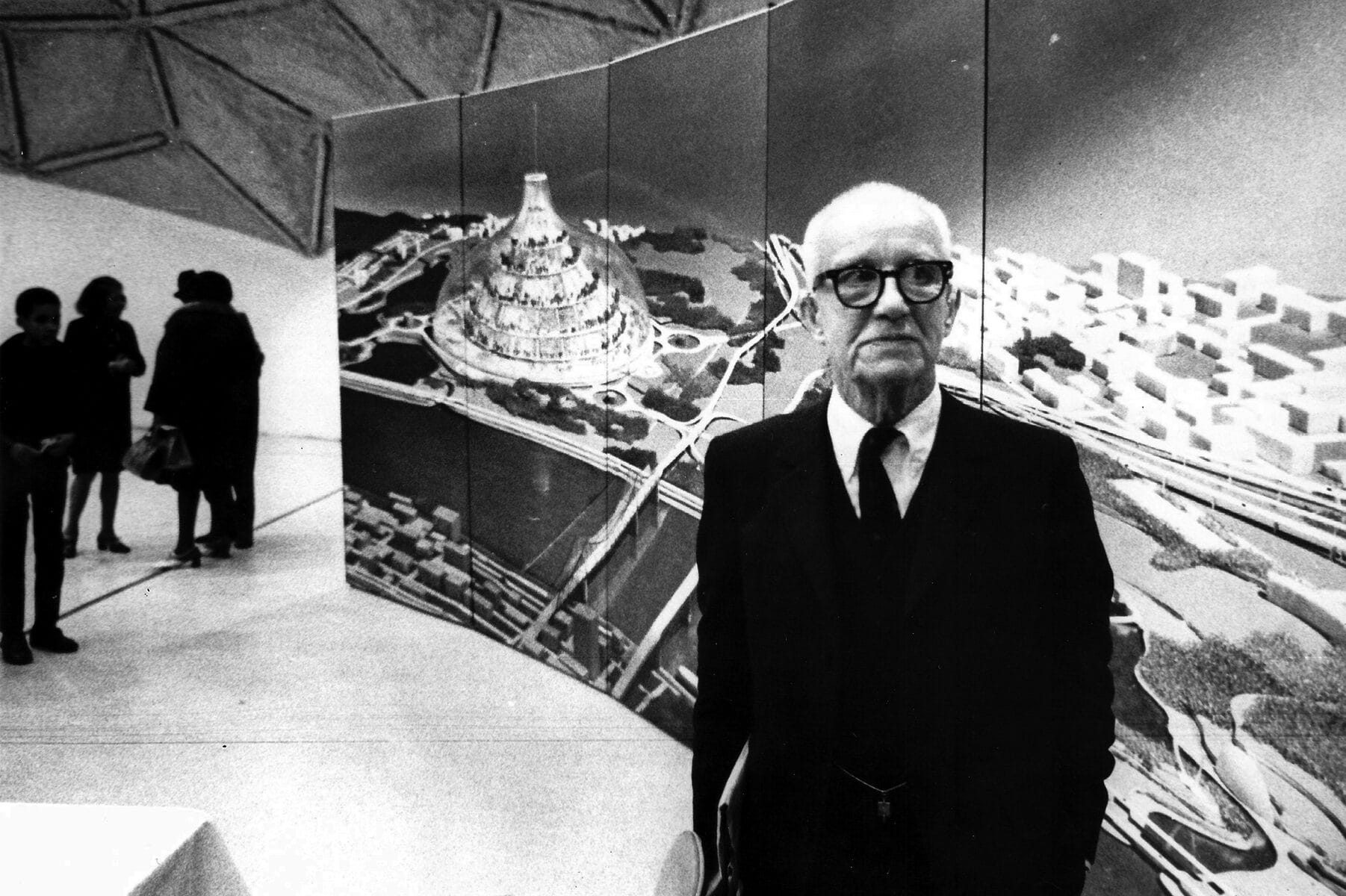 R. Buckminster Fuller bei der ersten Präsentation der Old Man River City 1971