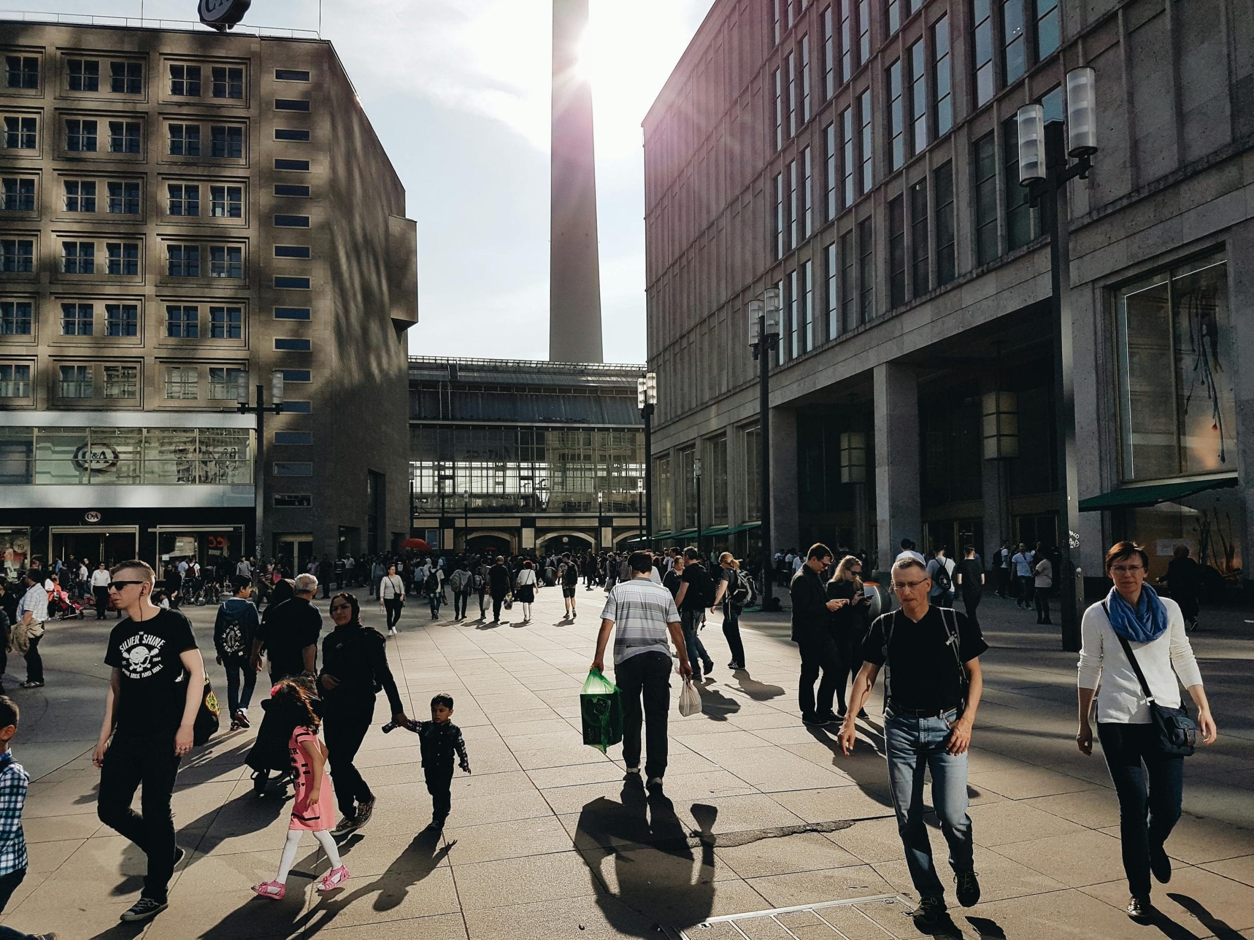 Spatial configuration shapes co-presence in Berlin's public spaces.